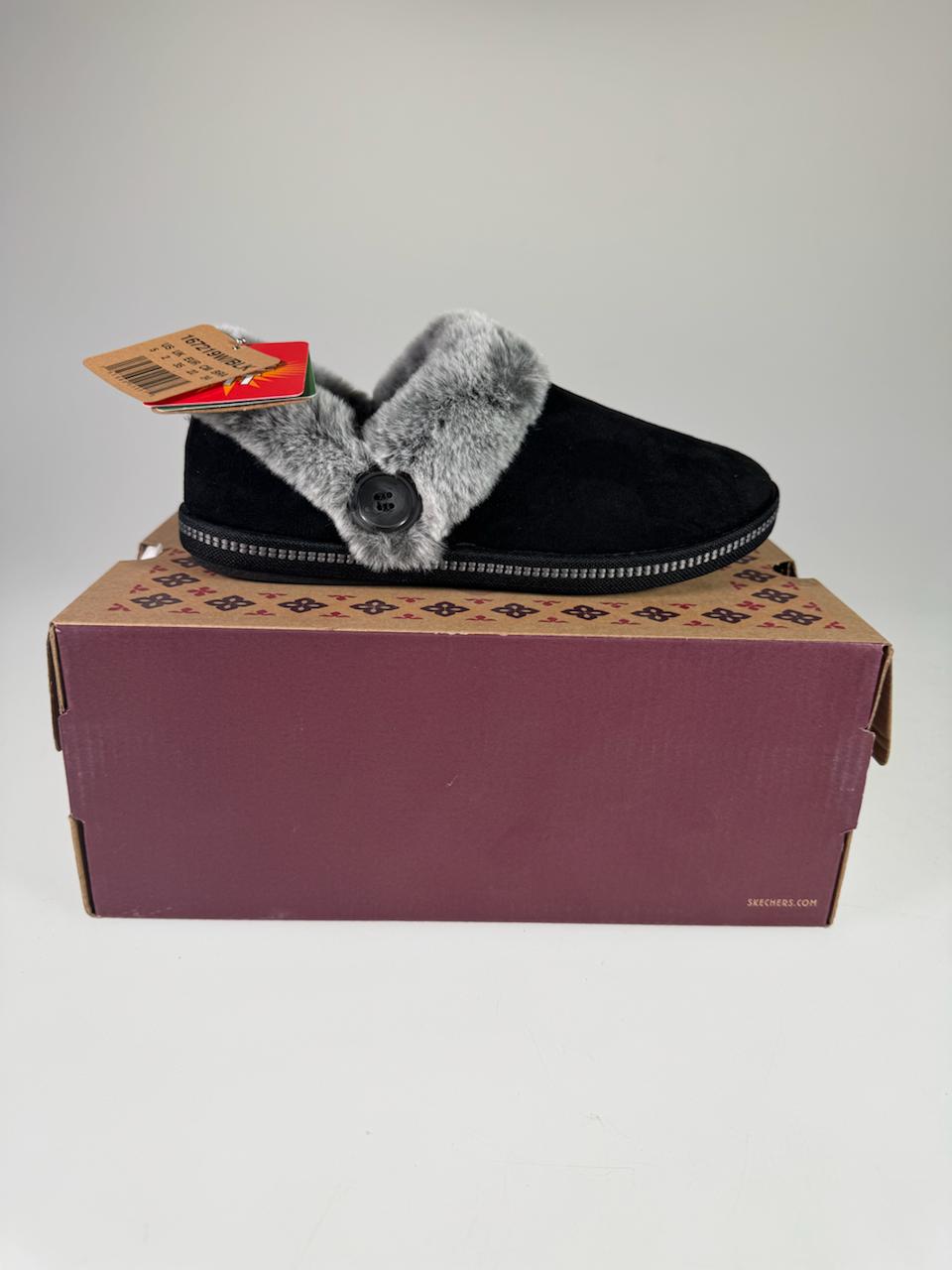 Skechers Cozy Campfire Fresh Toast in Schwarz – Seitenansicht mit Knopfdetail