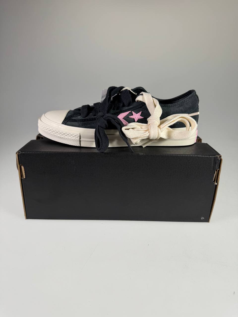 Converse Star Player 76 OX Sneaker mit schwarzen und cremefarbenen Schnürsenkeln