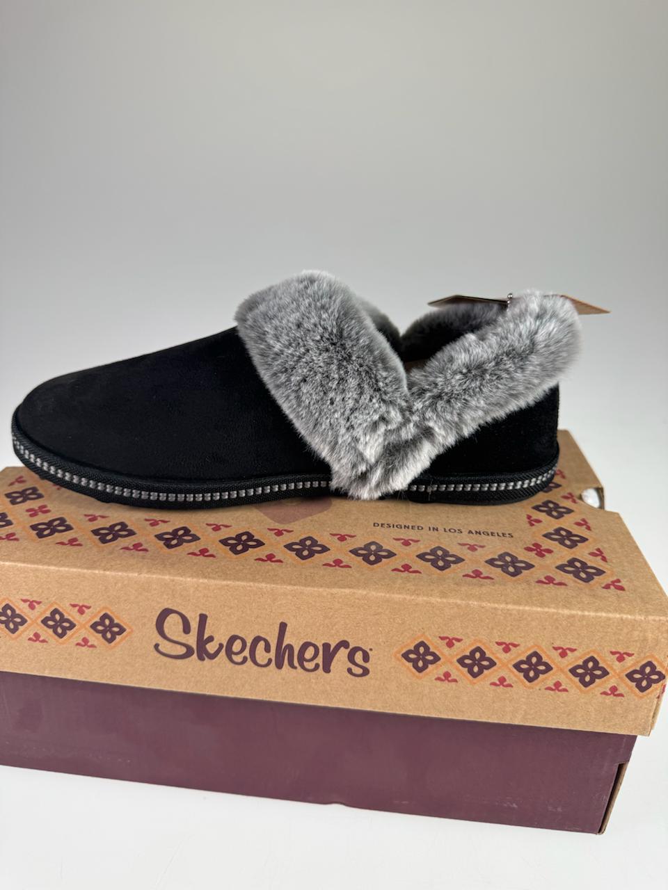 Skechers Cozy Campfire Fresh Toast Damen-Hausschuh in Schwarz mit grauem Kunstfell