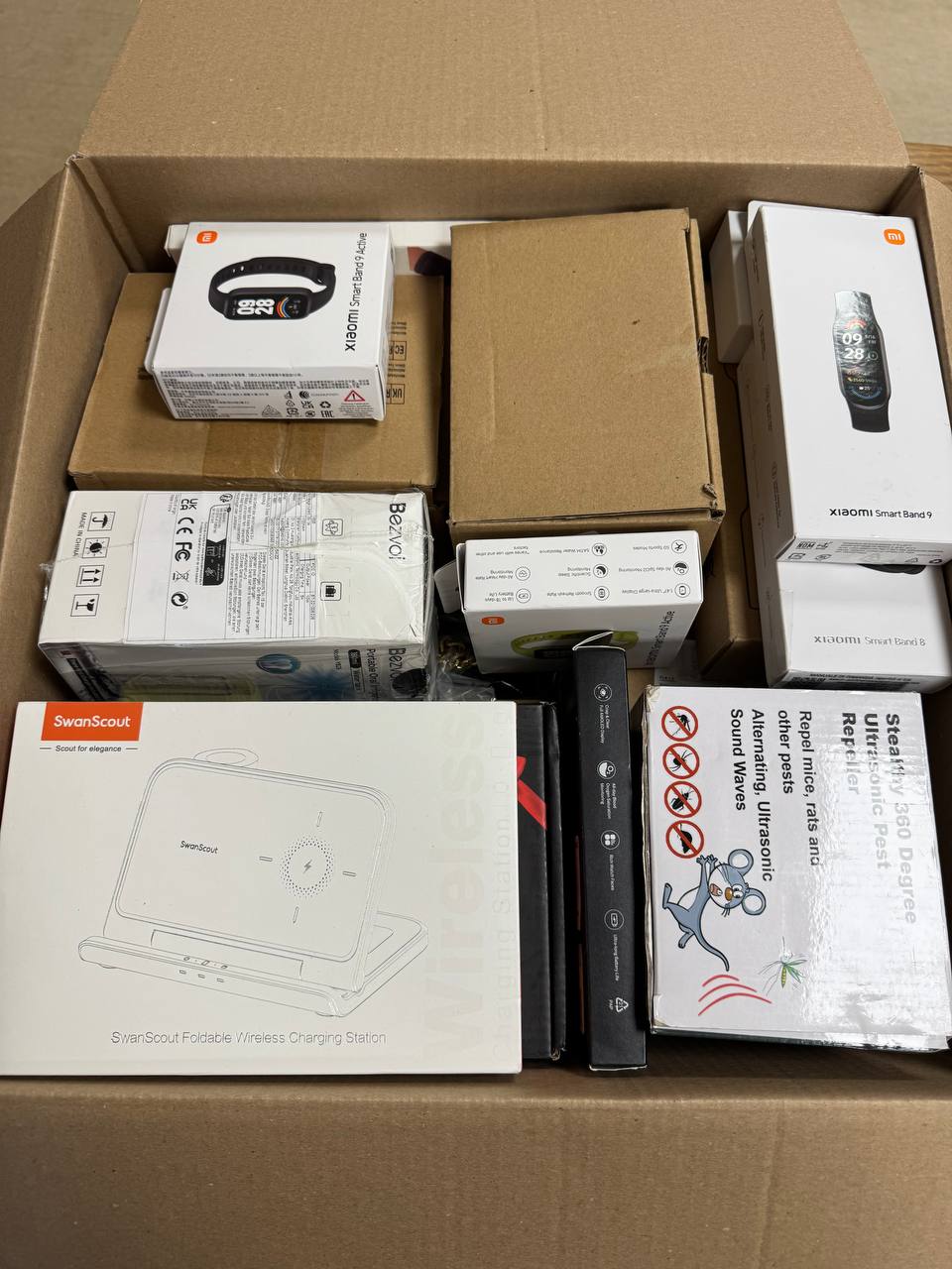 Geöffnete Amazon-Retouren-Mixkiste mit Elektronik und Zubehör