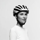 Porträt einer Frau mit einem modernen Fahrradhelm in Schwarz-Weiß, der für Sicherheit beim Radfahren konzipiert ist.