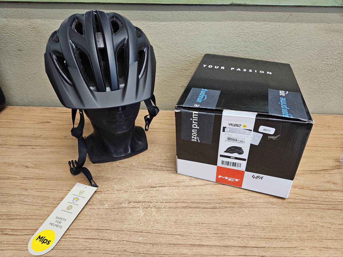 MET Veleno Fahrradhelm - Größe 56-58cm #4677 - Black Forest Deals