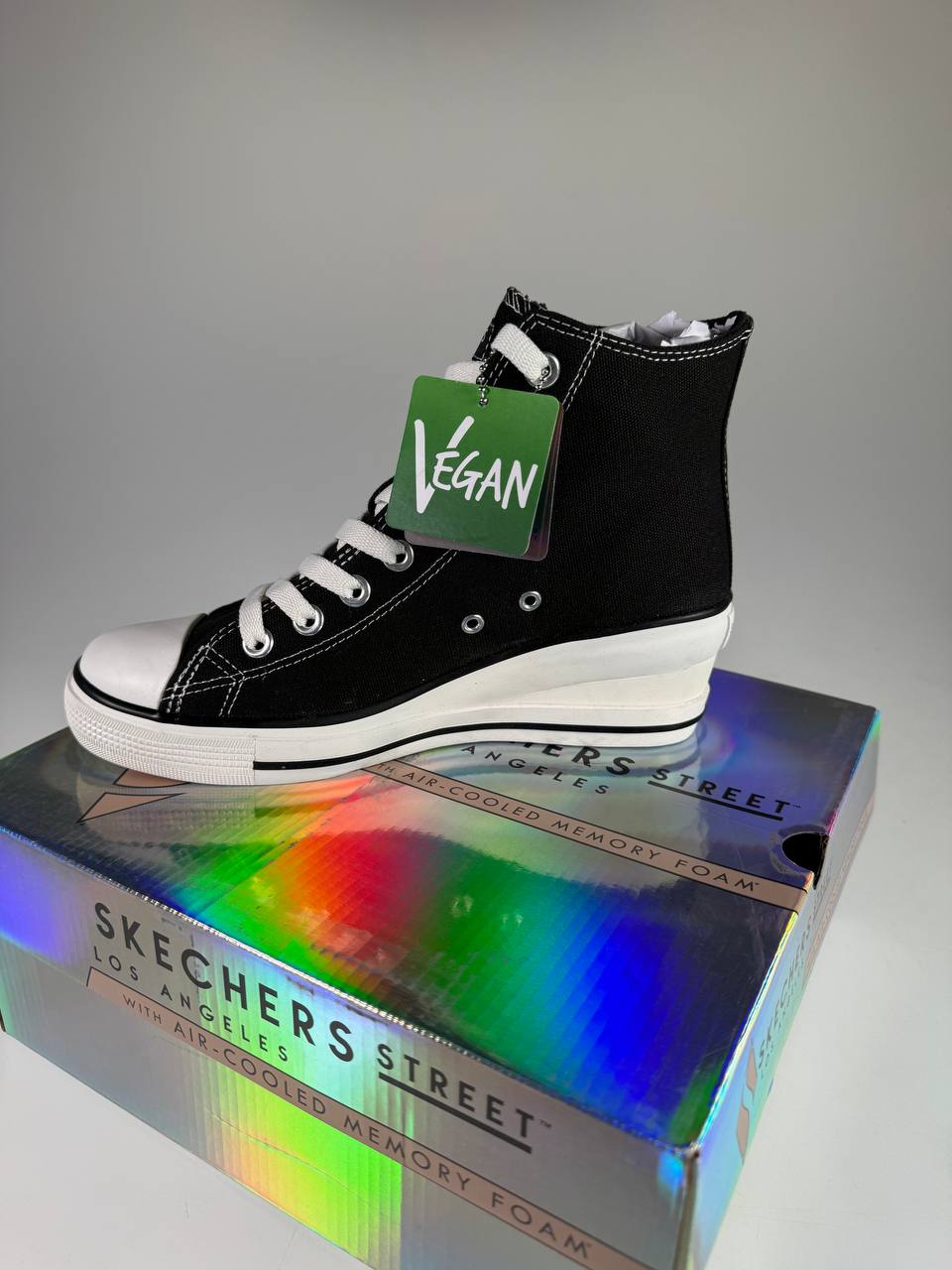 Skechers Street Happi Elevated Steps – Vorderansicht mit Schnürung