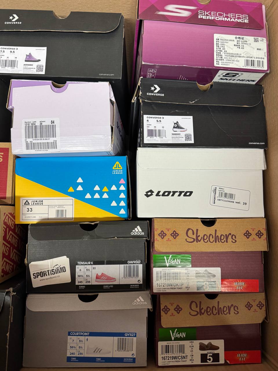 Gemischte Markenschuhe in verschiedenen Modellen und Größen