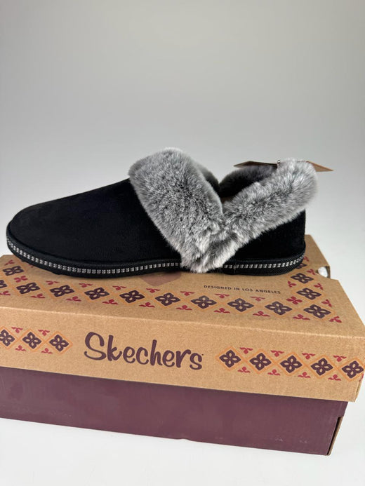 Skechers Cozy Campfire Fresh Toast Damen-Hausschuh in Schwarz mit grauem Kunstfell