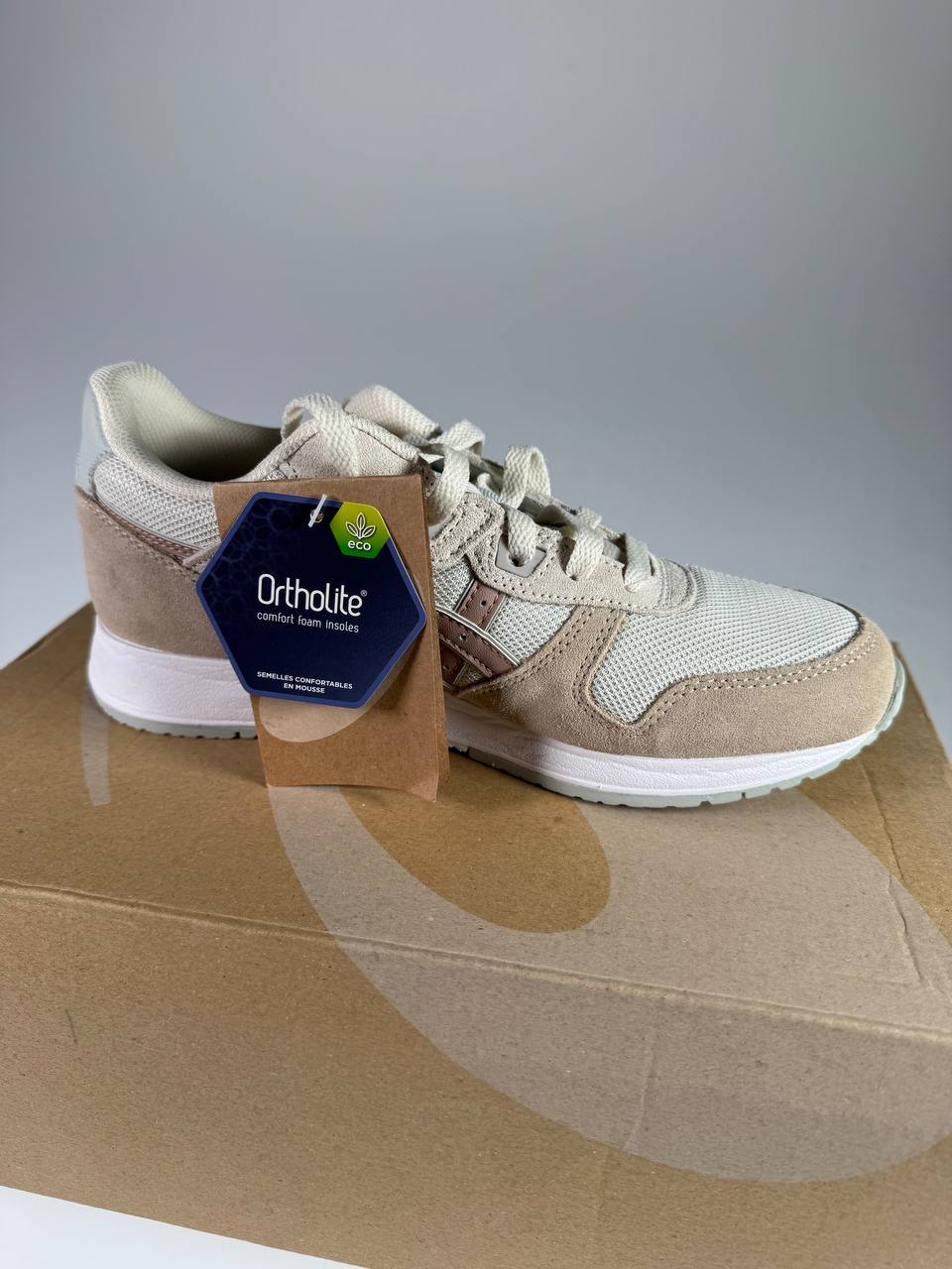 ASICS LYTE CLASSIC Birch/Dusty Steppe – Seitenansicht mit Ortholite-Anhänger