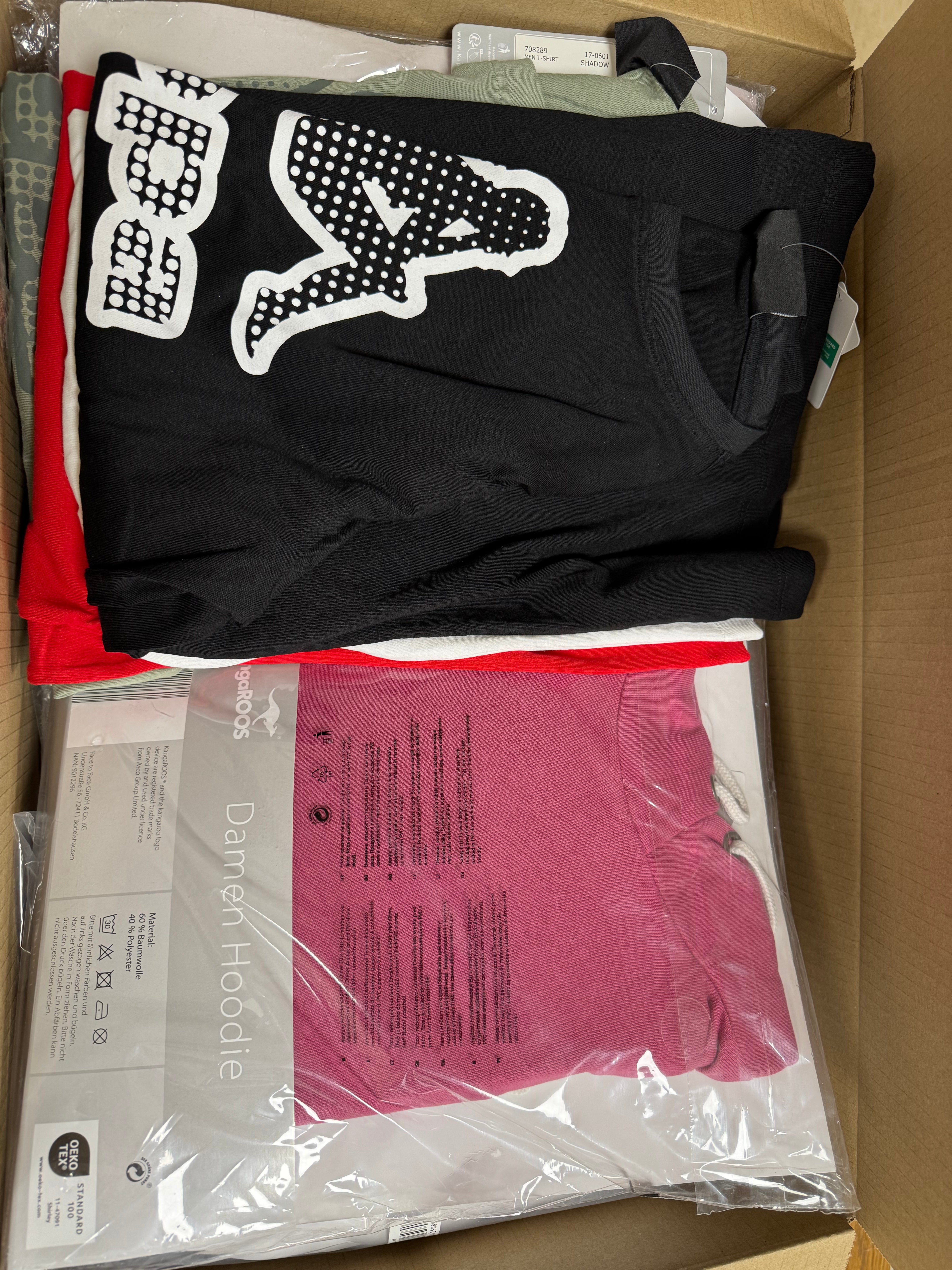 Bekleidungs-Mixkiste – 30 Teile von Urban Classics, Kappa, Kangeroos, etc.