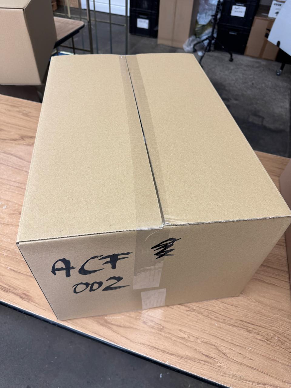 Originalfoto des geschlossenen Kartons der Abercrombie & Fitch Bekleidungskiste ACF002 mit handschriftlicher Kennzeichnung
