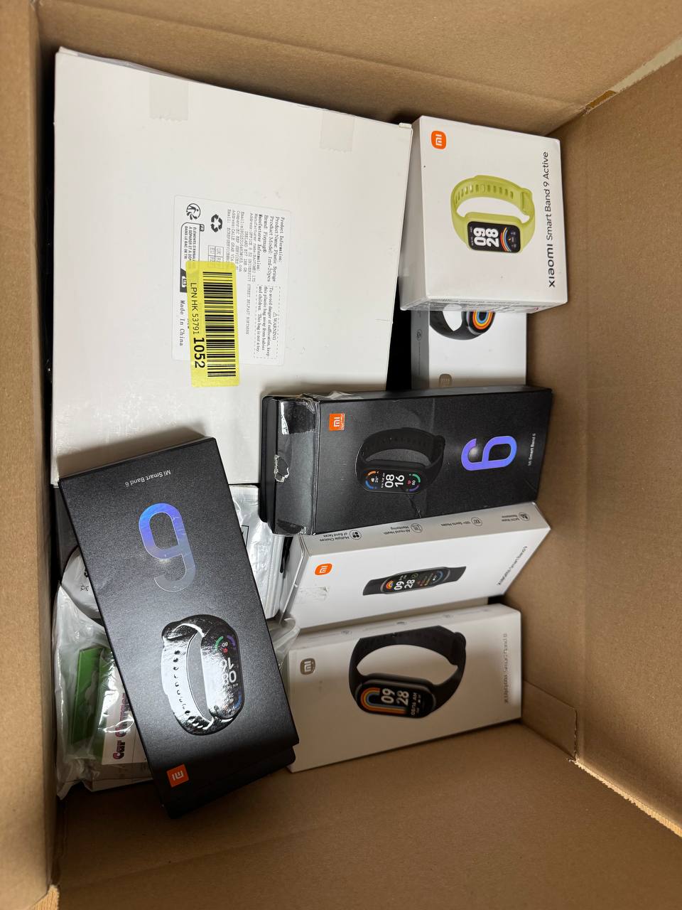 Geöffnete Amazon-Retouren-Mixkiste mit Elektronik und Zubehör