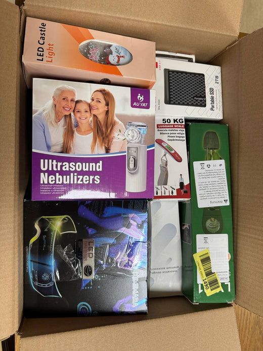 Geöffnete Amazon-Retouren-Mixkiste mit Elektronik und Zubehör