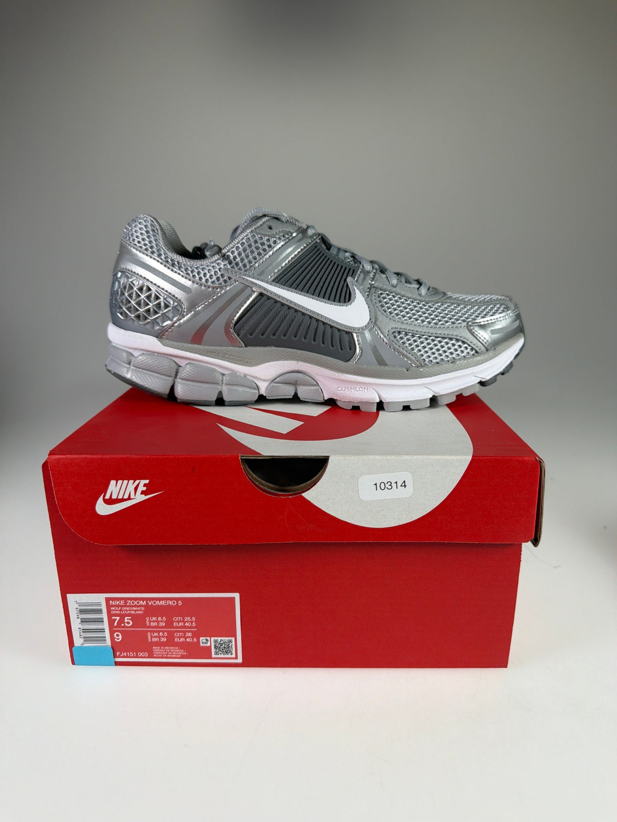 NIKE ZOOM VOMERO 5 - Größe 40.5 #10314