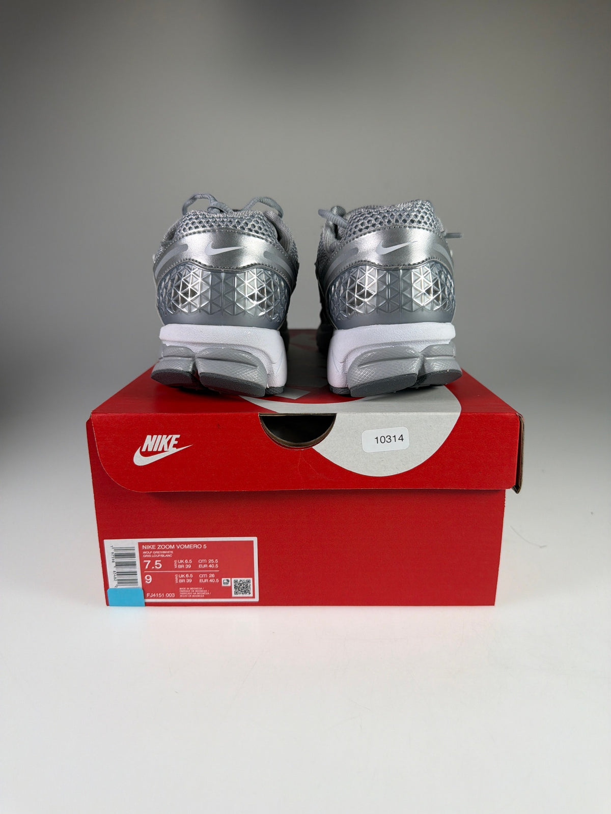 NIKE ZOOM VOMERO 5 - Größe 40.5 #10314