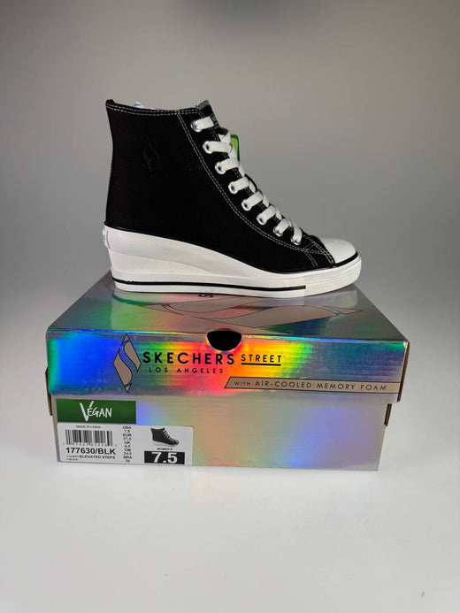 Skechers Street Happi Elevated Steps in Schwarz – Außenansicht