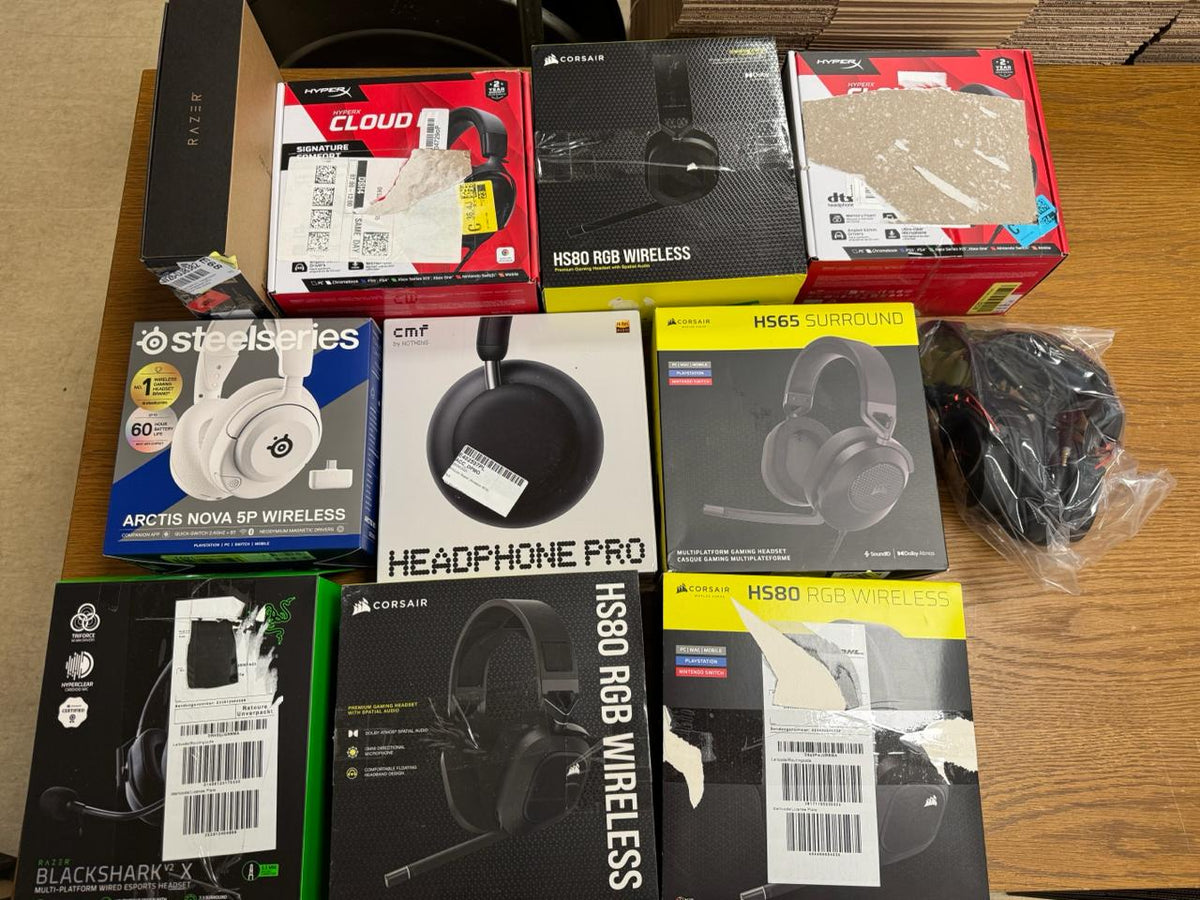 Inhalt der Retourenkiste 2309002 mit Kopfhörern und Gaming-Headsets in teils beschädigten Verpackungen
