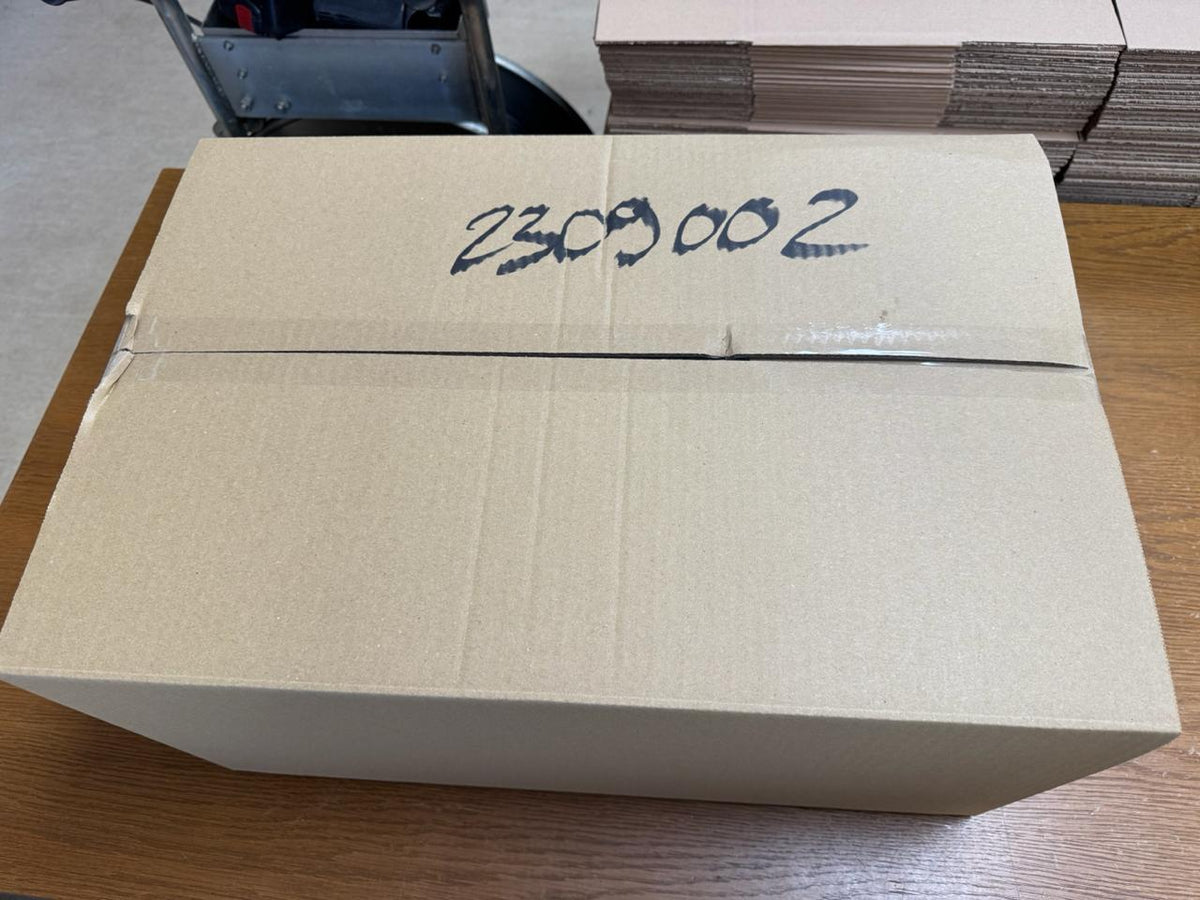 Geschlossener Karton der Retourenkiste mit Kistennummer 2309002