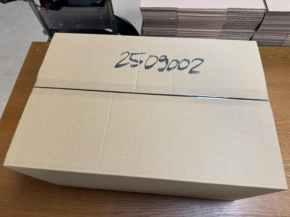 Geschlossener Karton mit Kistennummer 2509002