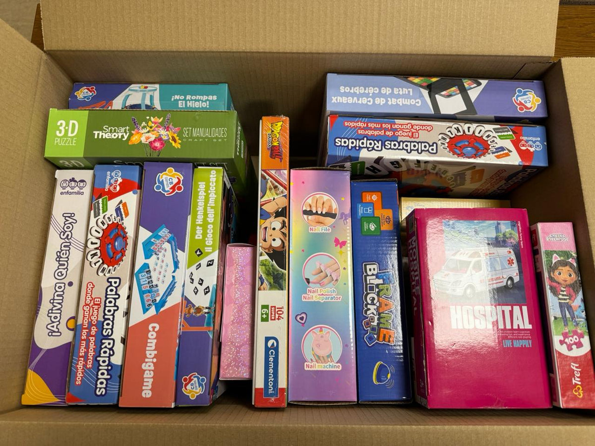Geöffnete Spielzeug-Restpostenkiste 2309001 mit Spielen, Puzzles und Kreativsets